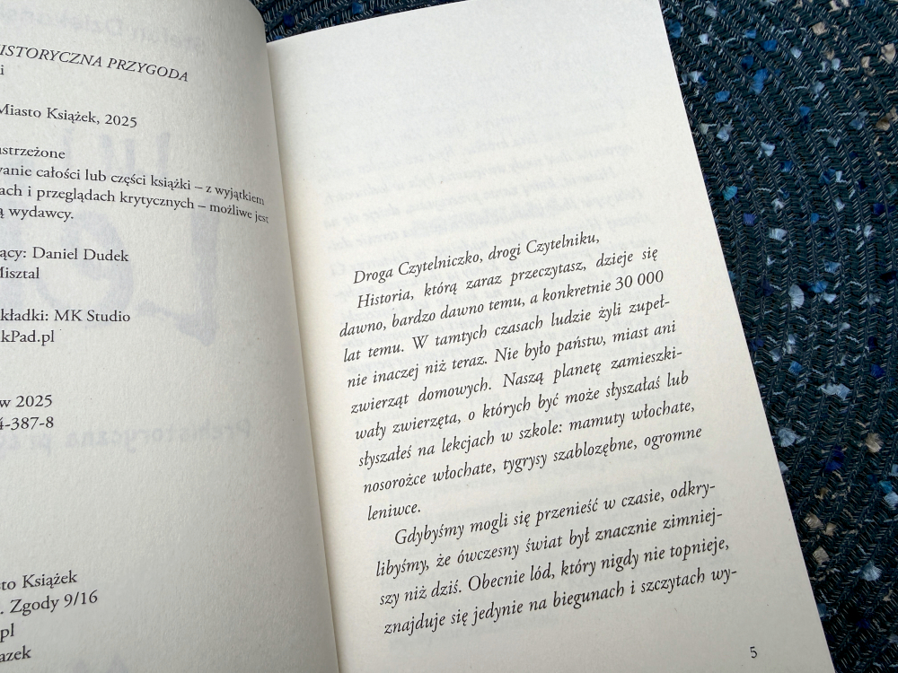 Początek książki Lu i Lei. Prahistoryczna przygoda – otwarta powieść dla dzieci, pierwszy rozdział wprowadzający w świat prehistorii.