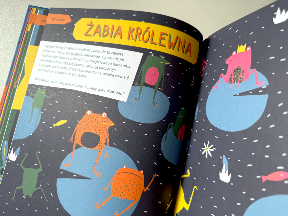 Rozkładówka książki Fabryka Opowieści z ilustracjami żab i zadaniem twórczym zachęcającym dzieci do opowiadania historii.