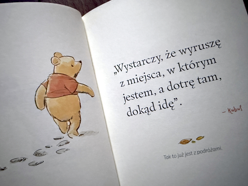 Kubuś Puchatek na ilustracji z książki Mała księga mądrości Kubusia – cytat o drodze.

