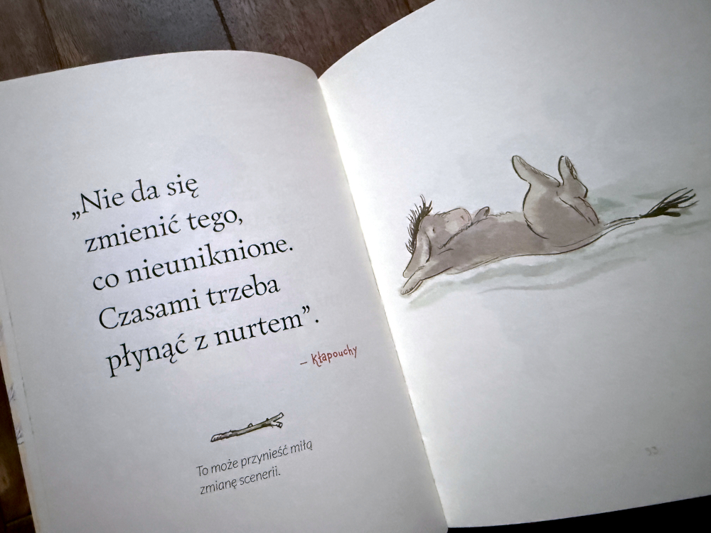 Ilustracja Kłapouchego i cytat o płynięciu z nurtem z książki Mała księga mądrości Kubusia.