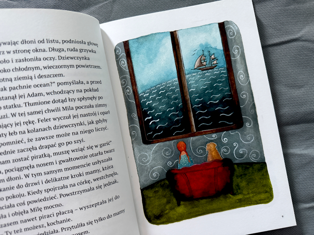 Nastrojowa ilustracja z książki Marzenia Mili przedstawiająca postać z psem patrzącą przez okno na statek płynący po wzburzonym morzu.