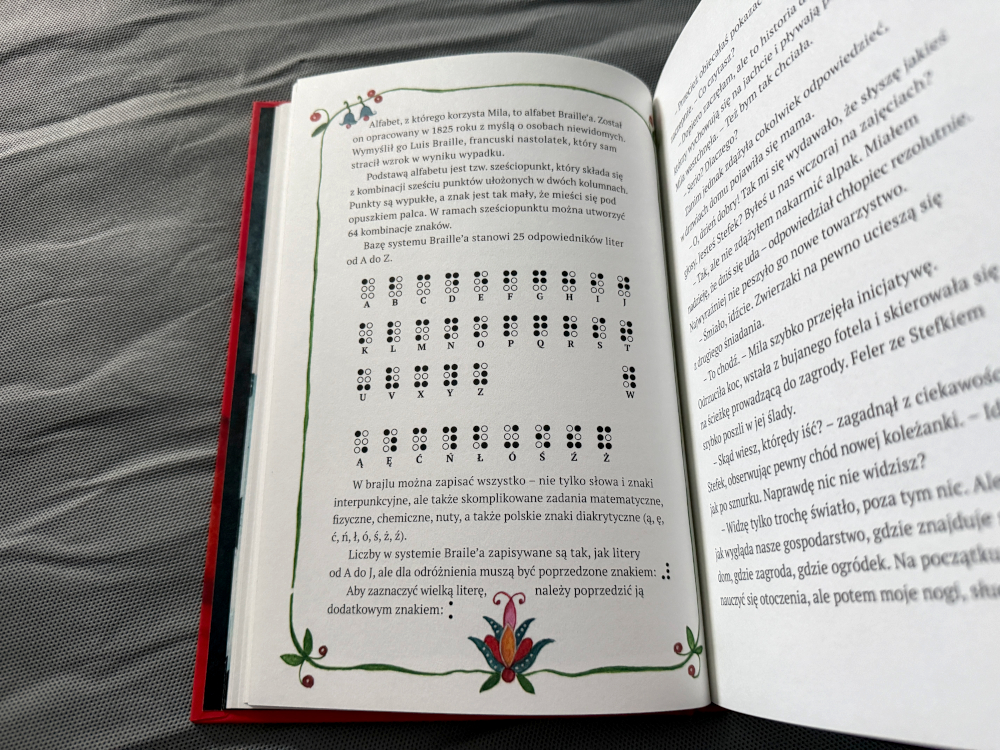 Strona z książki Marzenia Mili ucząca dzieci alfabetu Braille'a za pomocą czytelnego schematu kropek i roślinnych zdobień.