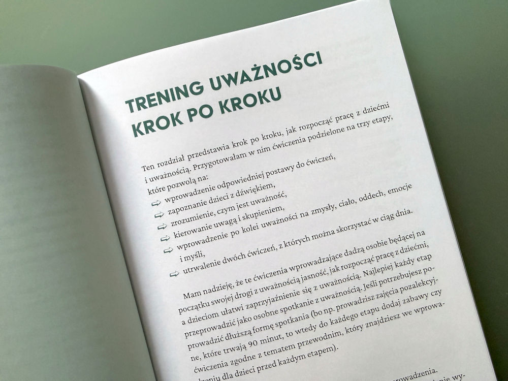 Rozdział „Trening uważności krok po kroku” w książce Przewodnik po uważności dla dzieci – praktyczne ćwiczenia mindfulness dla dzieci