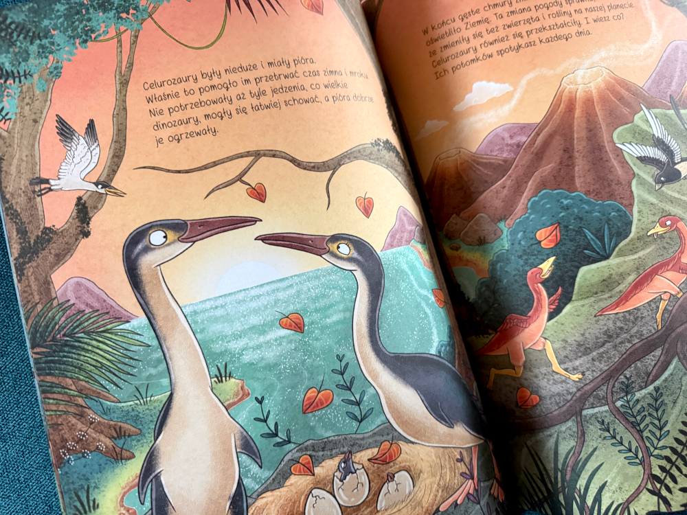 Rozkładówka z książki o dinozaurach dla dzieci ukazująca celurozaury oraz ich związek ze współczesnymi ptakami.