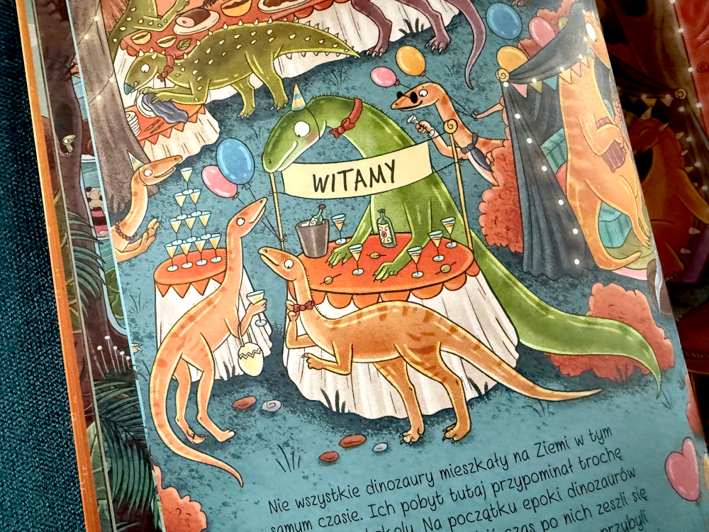 Humorystyczna ilustracja z książki o dinozaurach dla dzieci przedstawiająca dinozaury podczas przyjęcia z napisem „Witamy”.