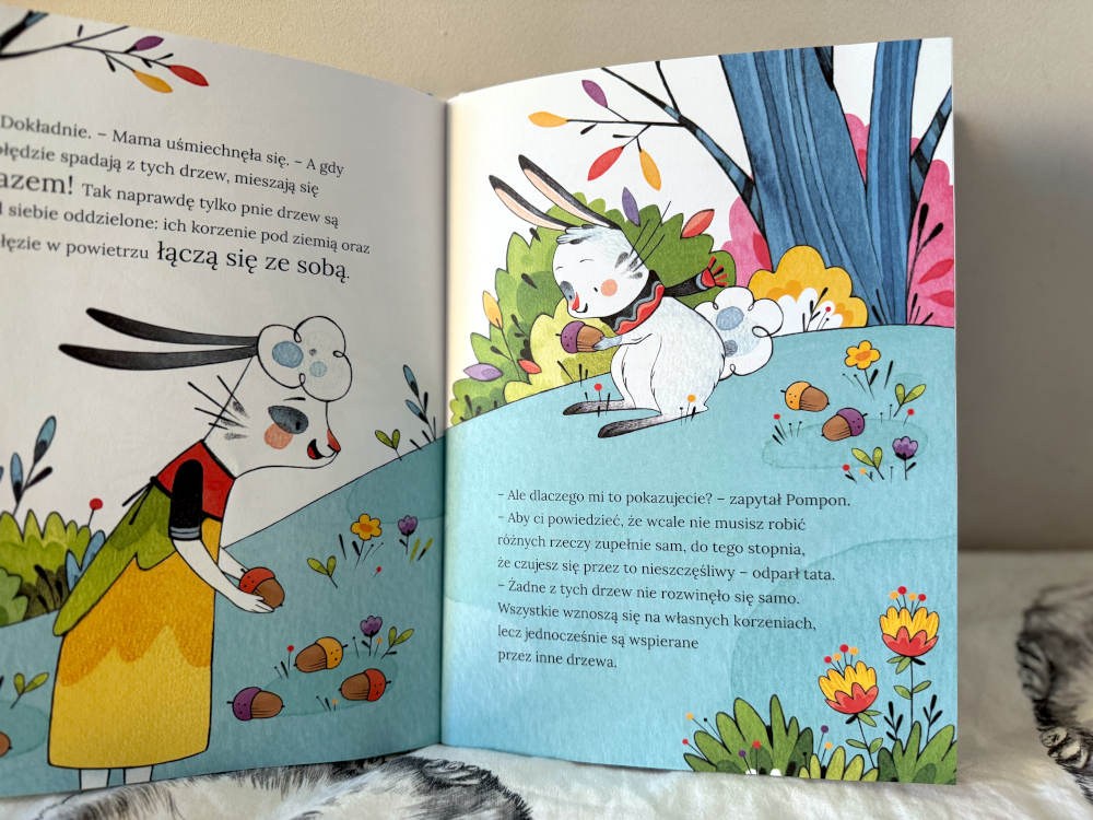 Scena z książki Możesz na nas liczyć – zajączek zbiera żołędzie, rozmowa o wsparciu i relacjach.