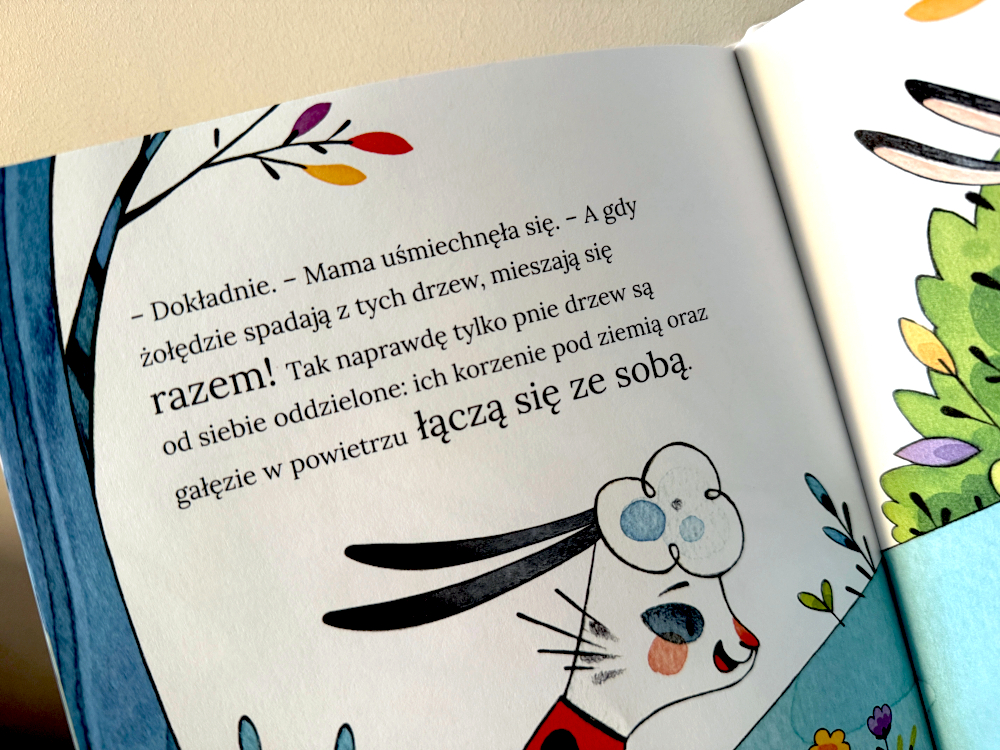 Mama tłumaczy zajączkowi dlaczego warto prosić o pomoc