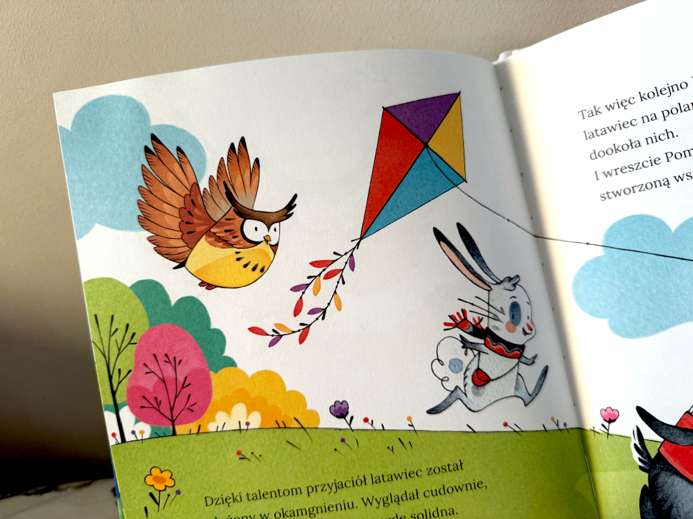 Zajączek Pompon biegnie po łące z przyjaciółmi 