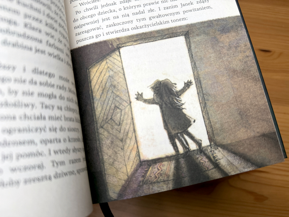 lustracja z powieści dla dzieci „Wylinka” – sylwetka dziewczynki stojącej w otwartych drzwiach, otoczona światłem, symbolizująca nadzieję i przejście między światami.