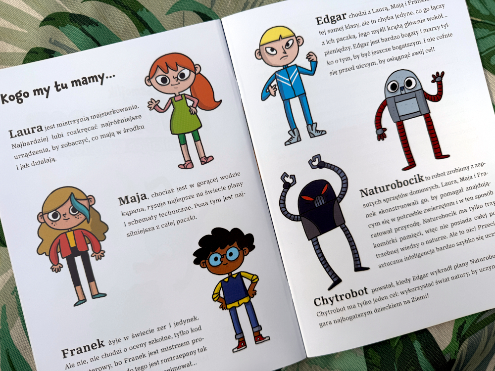 Ilustracja z postaciami dzieci i robotów. Widoczni Laura, Maja, Franek i Edgar oraz Naturobocik i Chytrobot na białym tle.