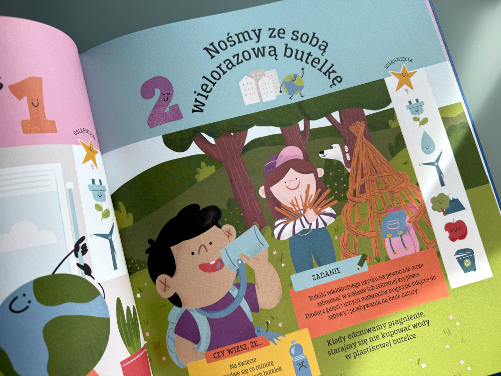 Ilustracja z książki Kochana planeto – dzieci z wielorazową butelką uczą się ograniczania plastiku.