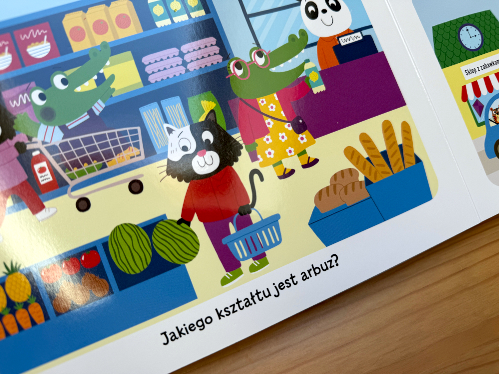 Ilustracja sklepu z książki Kształty. Dopasuj i posortuj! – zwierzęcy bohaterowie i zadanie rozpoznawania kształtu arbuza