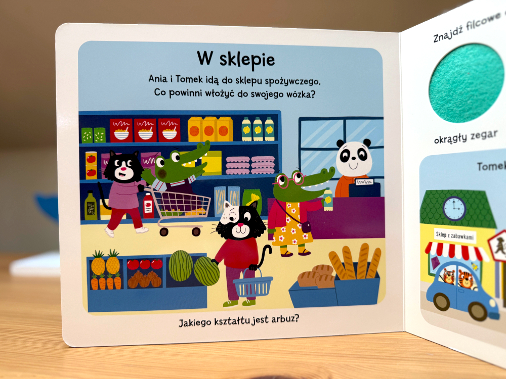 Rozkładówka książki Kształty. Dopasuj i posortuj! – scena zakupów i ćwiczenie rozpoznawania kształtów w otoczeniu