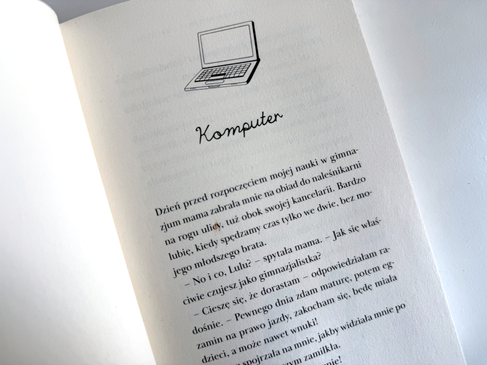 Strona książki Lukrecja i wielkie przyjęcie urodzinowe z rozdziałem Komputer i ilustracją laptopa nad tekstem