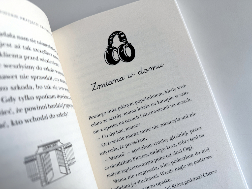Wnętrze książki dla nastolatek z rozdziałem Zmiana w domu i rysunkiem słuchawek nad tekstem fabularnym