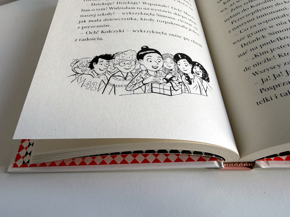 lustracja bohaterów podczas przyjęcia urodzinowego w książce dla młodzieży z widoczną sceną wręczania prezentu