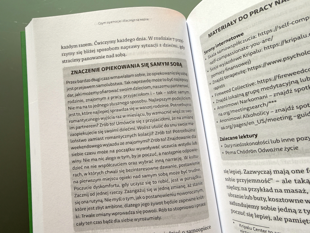 Strona książki Mali ludzie Wielkie emocje omawiająca znaczenie opiekowania się samym sobą i materiały do pracy z emocjami.