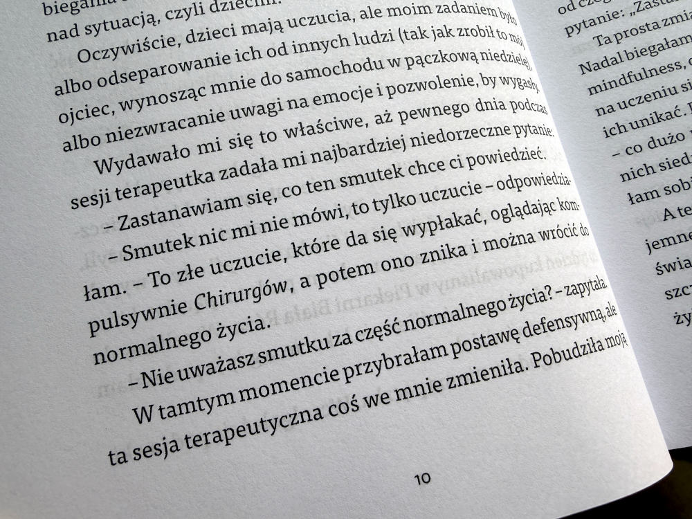 ragment tekstu z książki Mali ludzie Wielkie emocje opisujący dialog podczas sesji terapeutycznej dotyczący radzenia sobie ze smutkiem