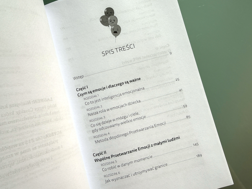 Strona ze spisem treści książki Mali ludzie Wielkie emocje, uwzględniająca podział na części oraz poszczególne rozdziały tematyczne.