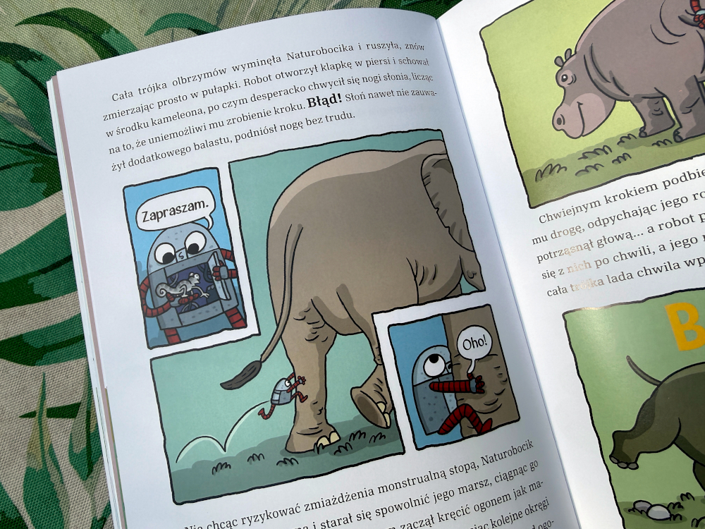 Plansza komiksowa: Naturobocik pod nogą słonia próbuje uniknąć zgniecenia, scena ukazuje skalę zwierzęcia i napięcie
