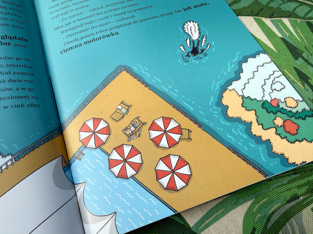 Ilustracja przedstawiająca chłopca na leżaku na drewnianym pomoście z parasolami. W wodzie obok płynie mały robot.