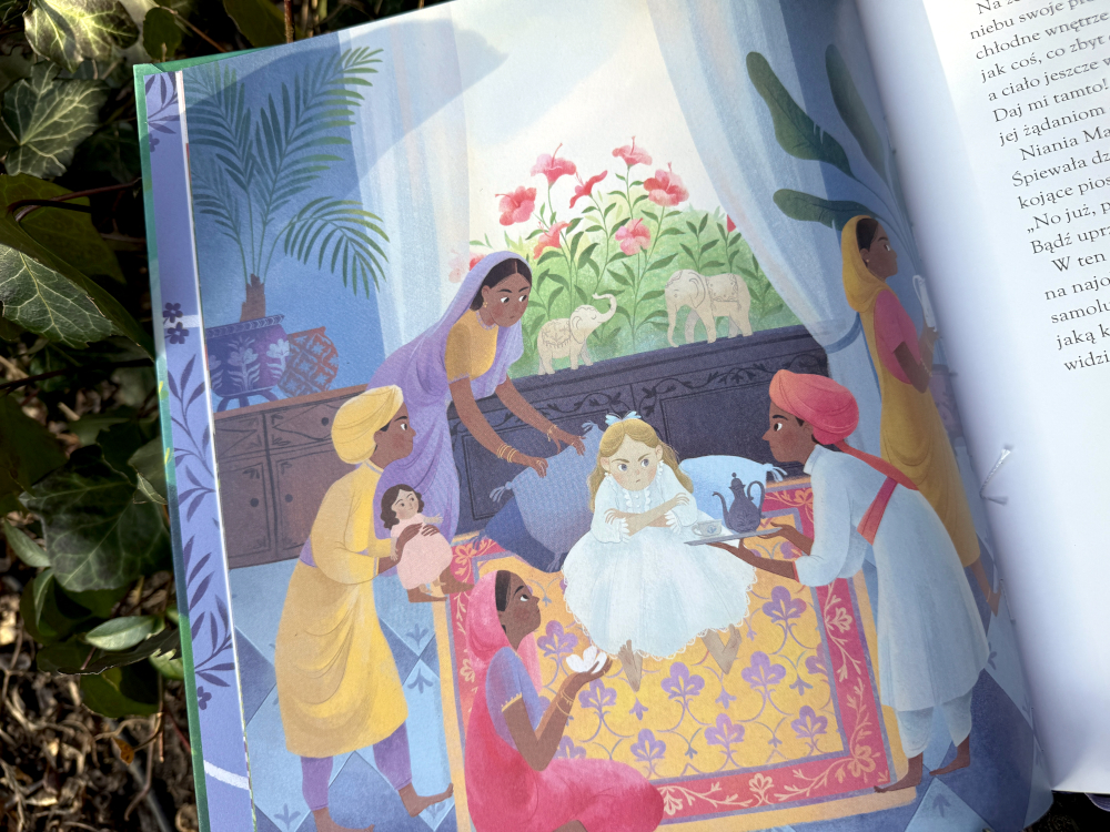 Ilustracja z książki Tajemniczy ogród przedstawiająca Mary Lennox w Indiach otoczoną opiekunkami w bogato zdobionym wnętrzu
