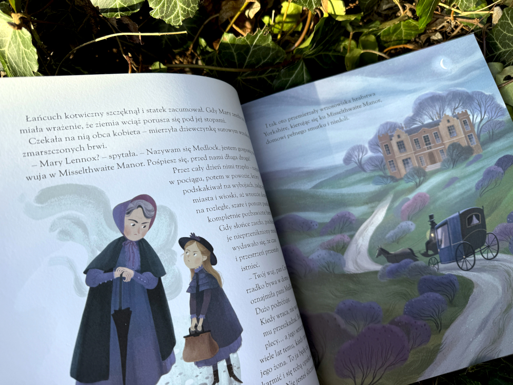 Scena z książki Tajemniczy ogród ukazująca Mary Lennox i panią Medlock oraz powóz zmierzający do Misselthwaite Manor