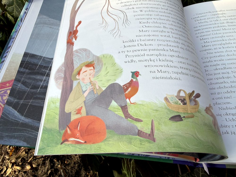 Scena z książki Tajemniczy ogród ukazująca młodego Dickinosa leżącego pod drzewem