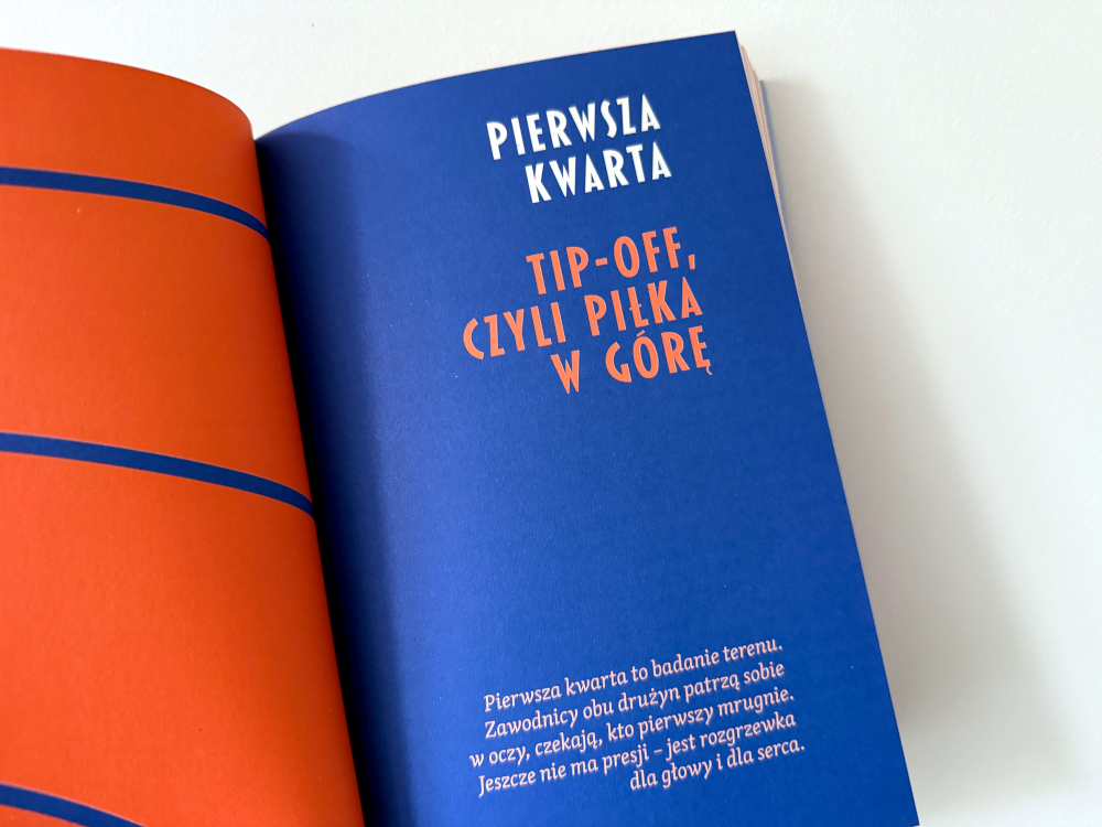 Otwarcie książki Wyżej niż kosz – rozdział Pierwsza kwarta Tip-off, czyli piłka w górę na niebieskiej stronie