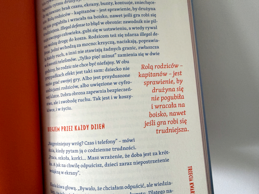 Strona książki Wyżej niż kosz z wyróżnionym cytatem o wsparciu rodziców w sporcie dziecka