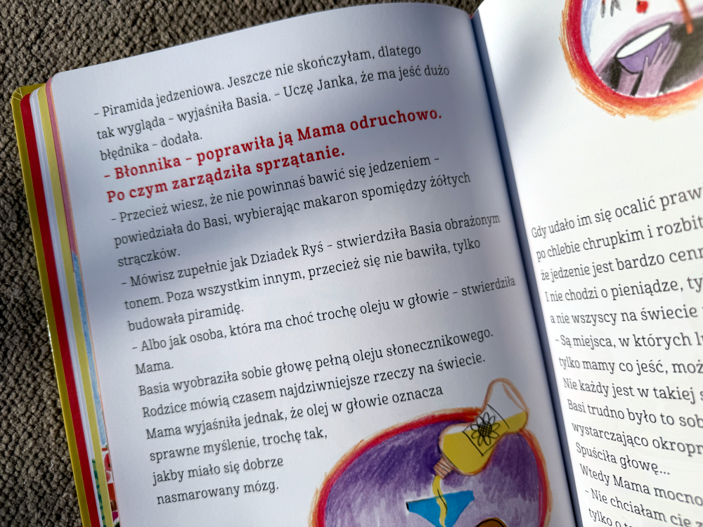 Scena z książki Basia i jedzenie – nauczycielka pokazuje dzieciom piramidę żywieniową na tablicy podczas zajęć w przedszkolu