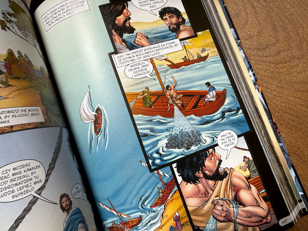Rozkładówka Biblia komiks z łodzią na morzu, rybakami i sceną cudu połowu w komiksowej ilustracji.