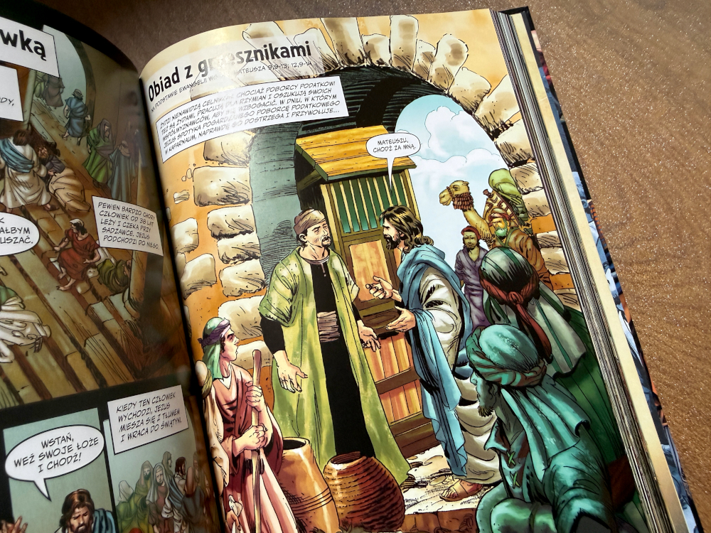 Rozkładówka Biblia komiks z opisem uzdrowienia chorego człowieka przy bramie i postaciami w tunikach.