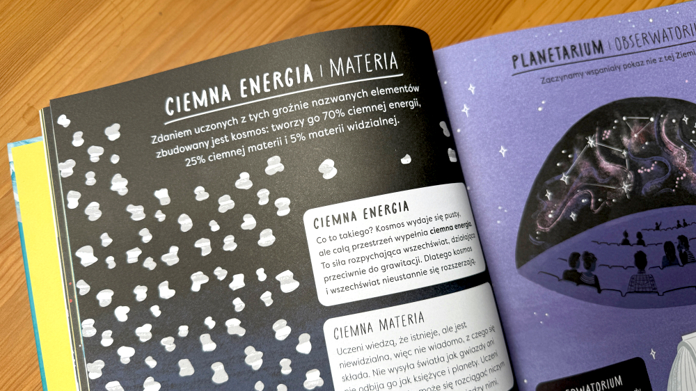 Rozkładówka książki z działem kosmosu, porównanie ciemnej energii i materii, ilustracje punktowe na ciemnym tle