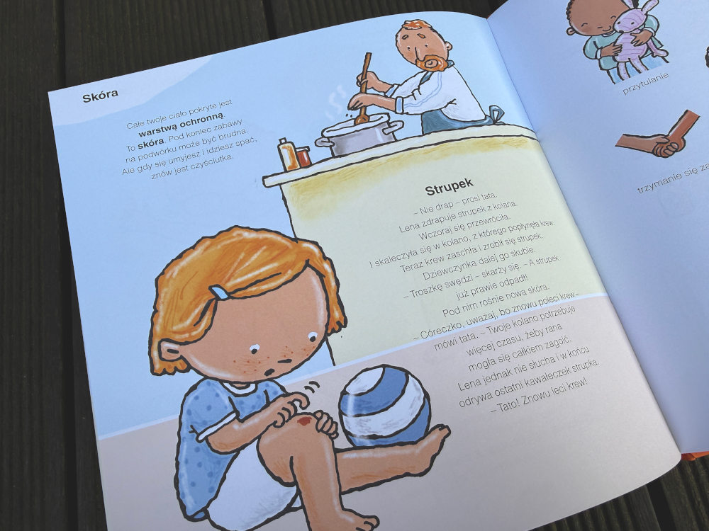 Ilustracja z Książki dla przedszkolaków o tym strąku i skórze. Dziewczynka siedzi i na kolana ma rankę.