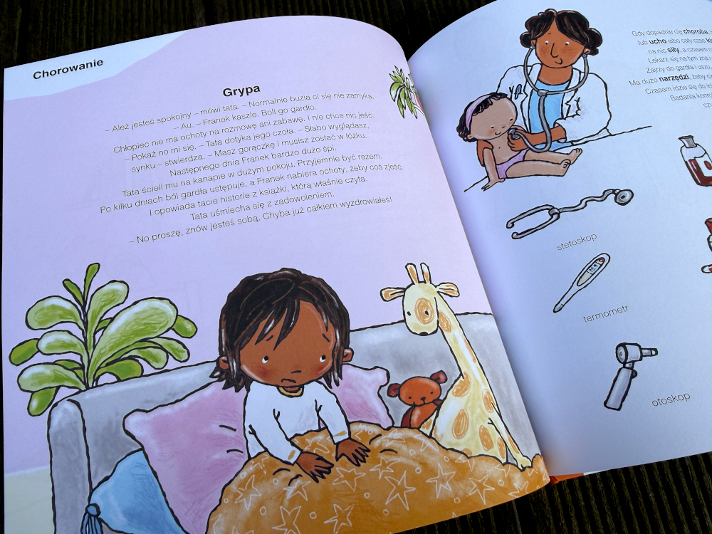 Mała dziewczynka siedzi w łóżku ze swoją pluszową żyrafką. Jest chora