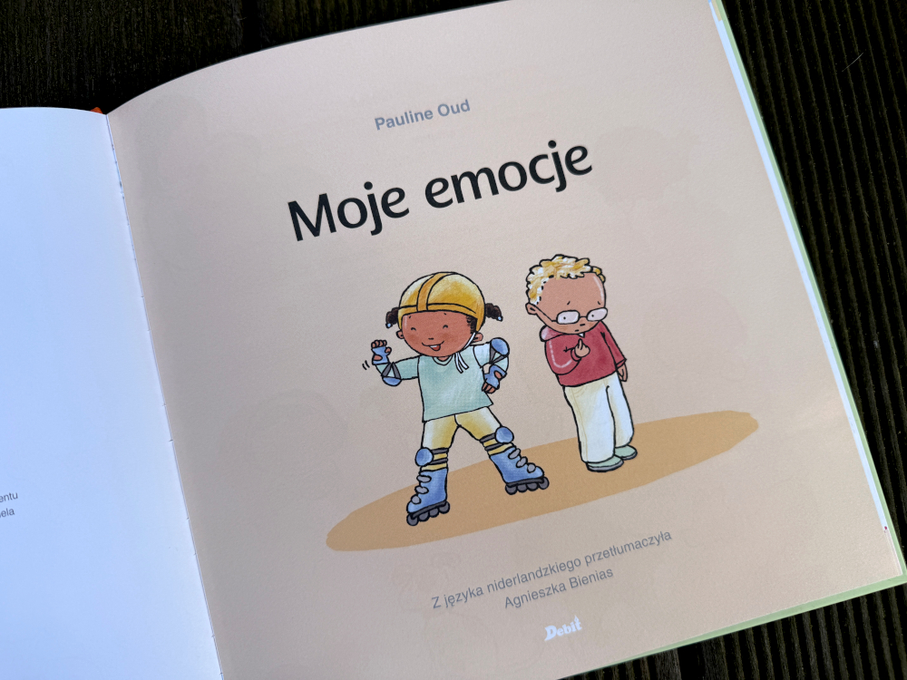 Otwarte rozkładówki książki Moje emocje z ilustracjami dzieci oraz dialogami pokazującymi różne emocje i relacje