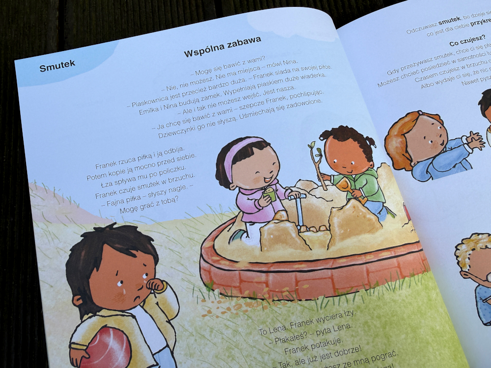 Ilustracja z książki Moje emocje przedstawiająca dzieci bawiące się w piaskownicy oraz chłopca odczuwającego smutek