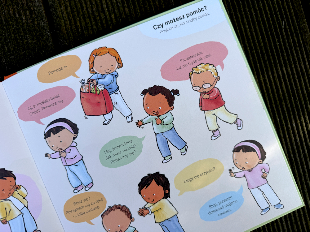Strona z książki Moje emocje z rysunkami dzieci i krótkimi komunikatami wspierającymi empatię i pomoc innym