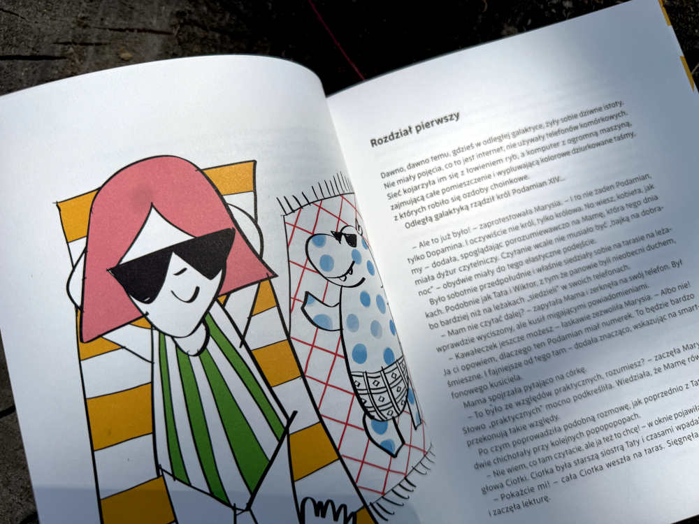 Wnętrze książki Alborytmy Hipotama z ilustracją Mary i Hipcia podkreślającą rodzinne rytuały, relacje i dziecięcą wyobraźnię