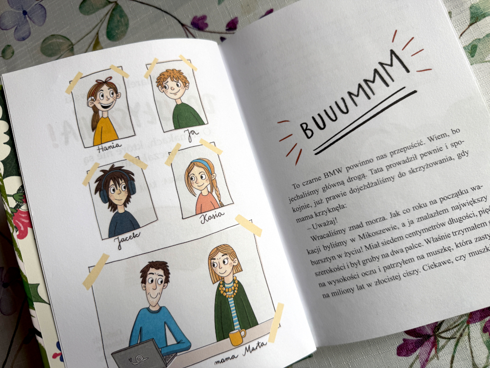 Ilustrowana rozkładówka książki z bohaterami i podpisami oraz fragmentem tekstu rozpoczynającym rozdział