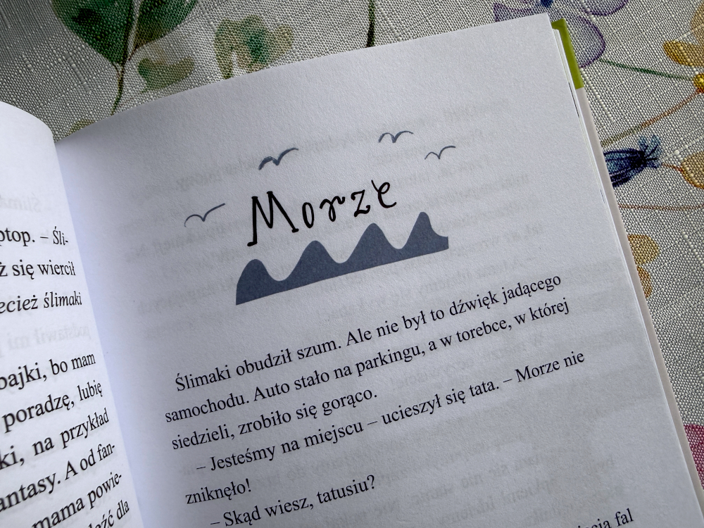 Strona książki z nagłówkiem Morze, ilustracją fal i fragmentem tekstu o podróży ślimaków nad morze