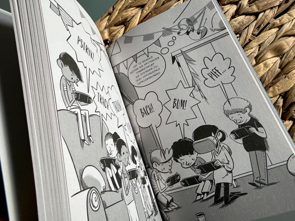 Otwarta książka Profesor D z komiksowymi ilustracjami dzieci i wyraźnymi onomatopejami w dymkach na dwóch stronach.