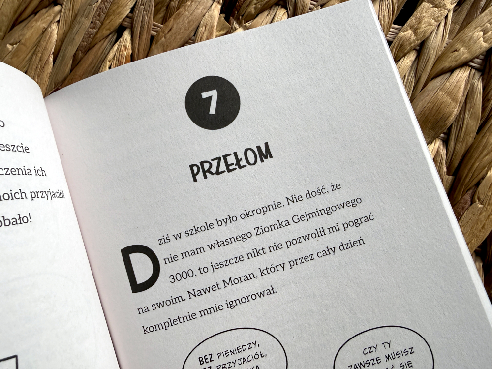 Zbliżenie na stronę książki Profesor D z numerem rozdziału 7 i tytułem Przełom, sfotografowaną na plecionym tle.