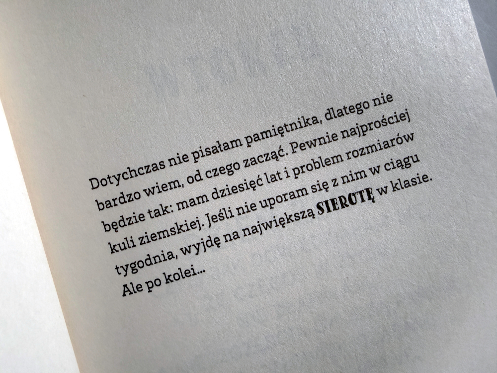 Strona książki Gracja Koziołek z fragmentem pamiętnika bohaterki i wyróżnionym słowem sierota w tekście