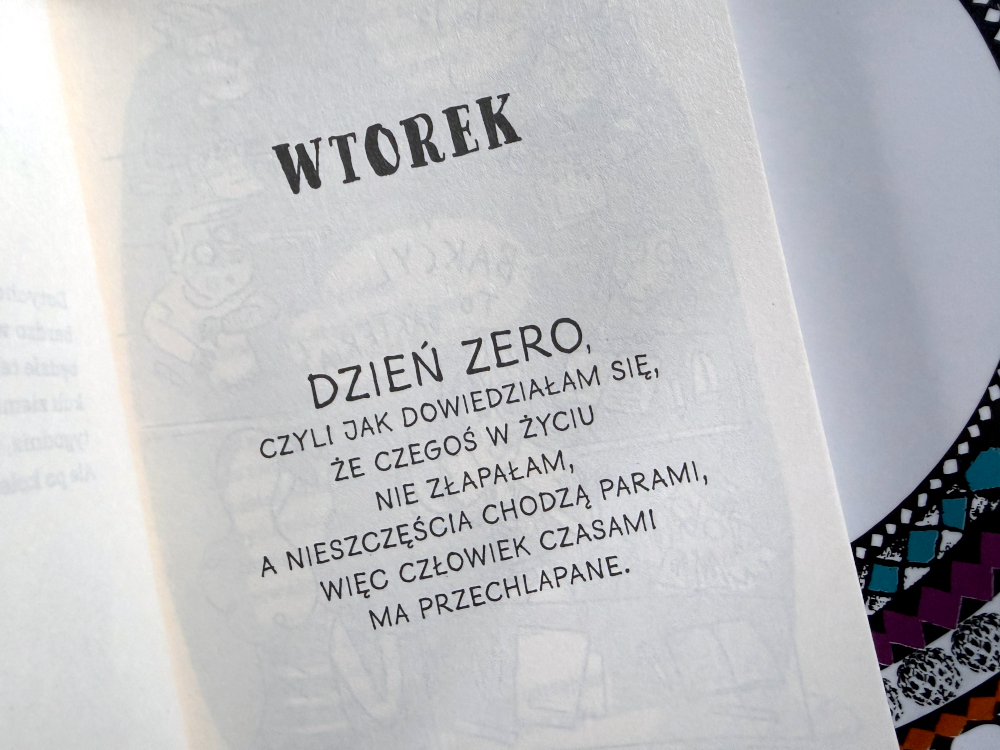 Rozdział Wtorek w książce Gracja Koziołek z podtytułem Dzień zero i ozdobną typografią tekstu