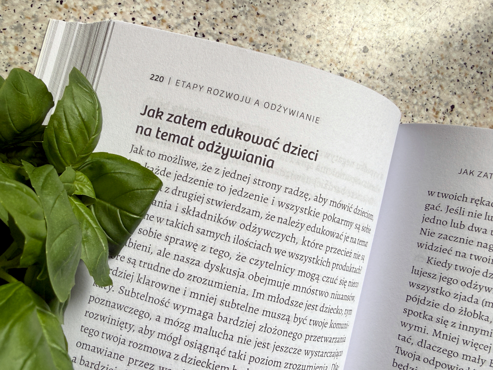Wnętrze książki Jak rozmawiać z dziećmi o jedzeniu z rozdziałem o edukowaniu dzieci o odżywianiu i zieloną bazylią
