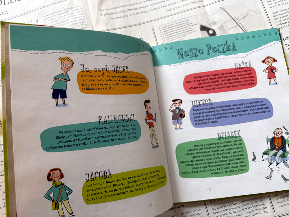 Bohaterzy z książki na otwartej rozkładówce z książki Nasza paczka niepodległa 