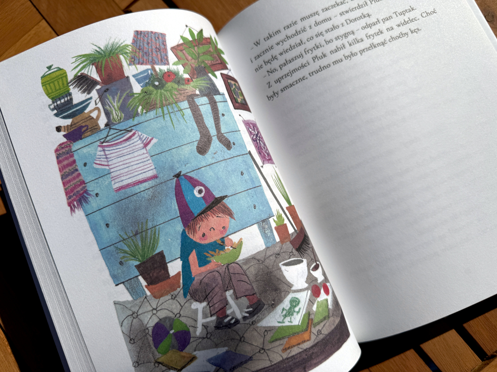Ilustracja z książki Pluk z samej góry przedstawiająca chłopca siedzącego w pokoju pełnym roślin i przedmiotów