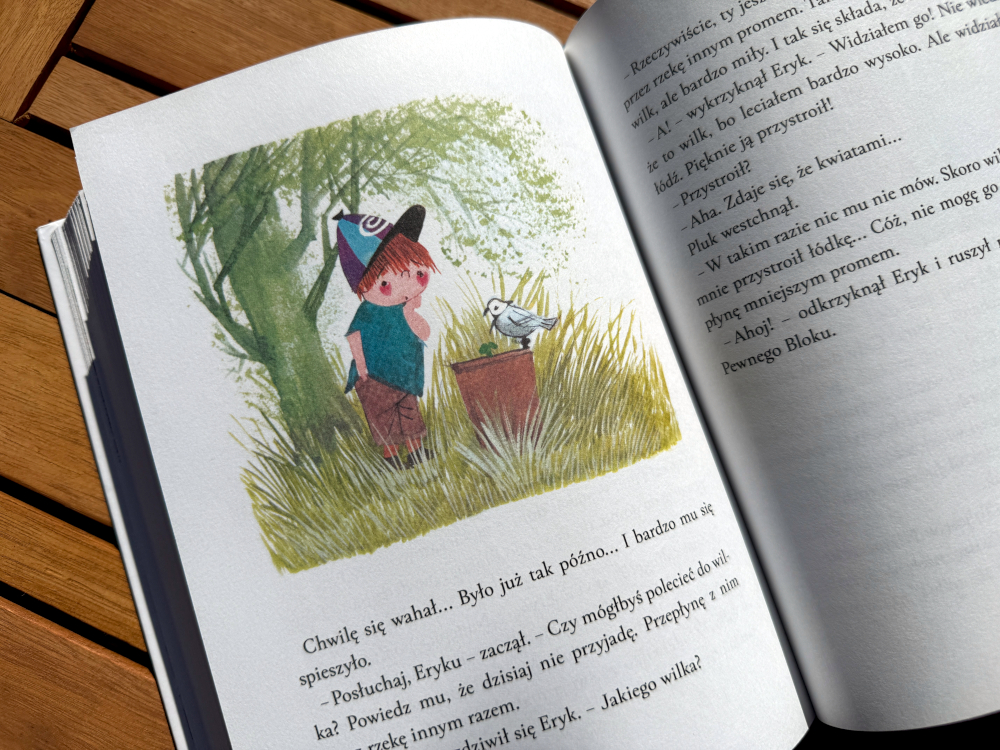 Rozkładówka książki dla dzieci z ilustracją wnętrza i postaci Pluka oraz tekstem po prawej stronie strony
